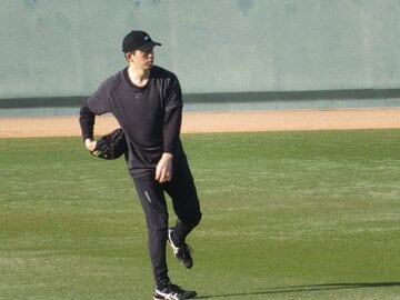 ファーム施設でキャッチボールをするソフトバンク・大関友久