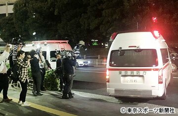  高橋美穂理事を乗せた救急車を撮影する報道陣