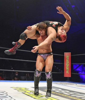  火野（上）にアルゼンチンバックブリーカーを決める遠藤（東スポWeb）