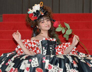  トランプ柄のウエディングドレスを着た春奈るな（東スポWeb）