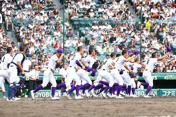 １６日、明徳義塾を下しアルプススタンドへあいさつに向かう関東第一