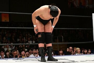 リング上で頭を下げる樋口和貞