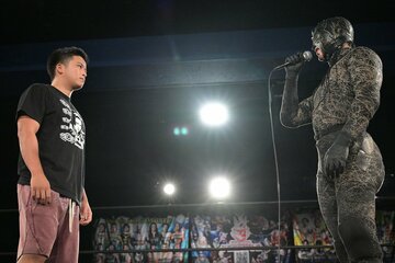 最後の相手としてリングに上がった帆希（左）に向けマイクを握るシュン・スカイウォーカー