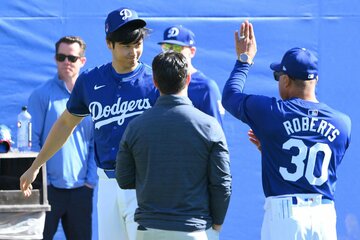 ロバーツ監督(右)と話すドジャース・大谷翔平