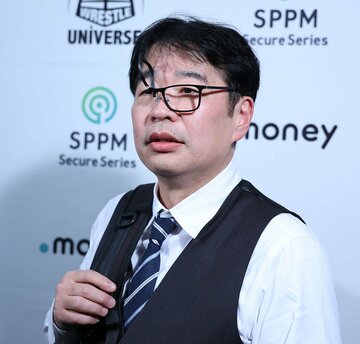 ベルトを強奪されてしまった今林GMのメガネ