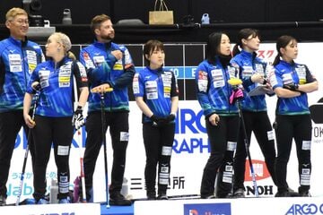 奮闘するロコ・ソラーレの選手たち
