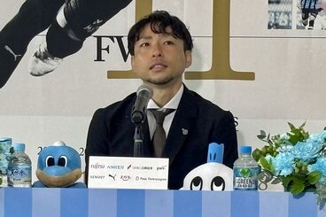 引退会見で涙ぐむ小林悠