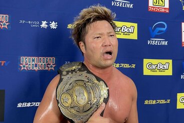 自信をみなぎらせる宮原健斗