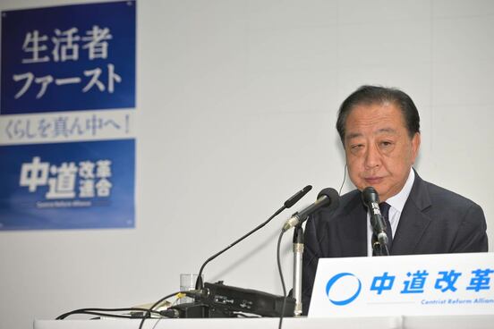 開票センターで下を向く野田佳彦氏