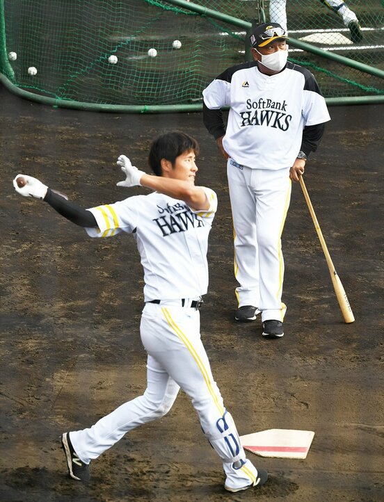  藤本新監督(右)の期待に応えたいソフトバンク・上林（東スポWeb）