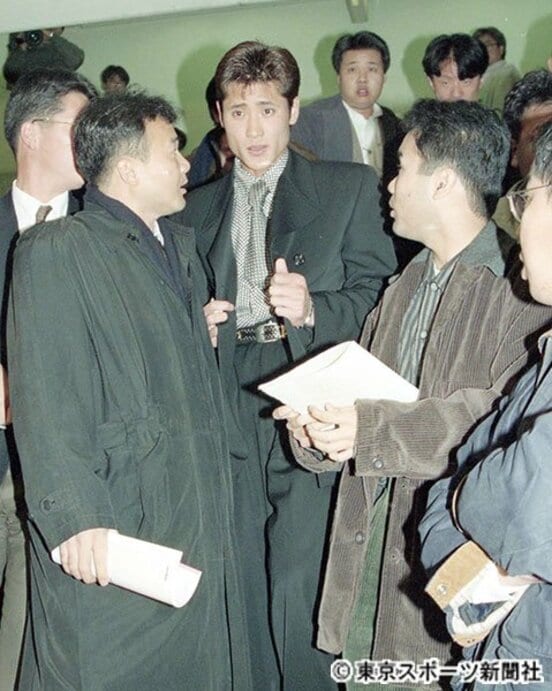  衝撃発言で報道陣に囲まれた