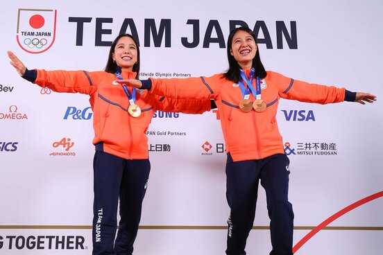 高梨沙羅（左）丸山希