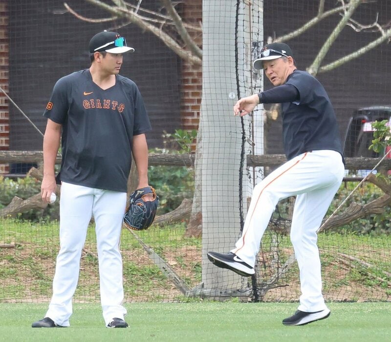 春季キャンプで菅野(左)を指導する巨人・久保投手コーチ