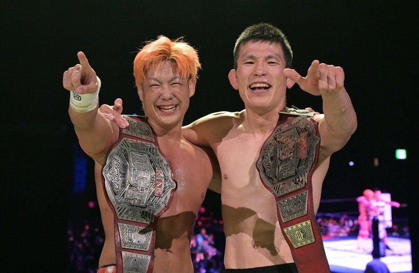 ＫＯ―Ｄタッグ王座を獲得した宮脇純太（左）と青木真也
