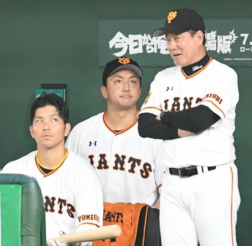  原監督は澤村(中)をベンチで公開説教した(左は大城)