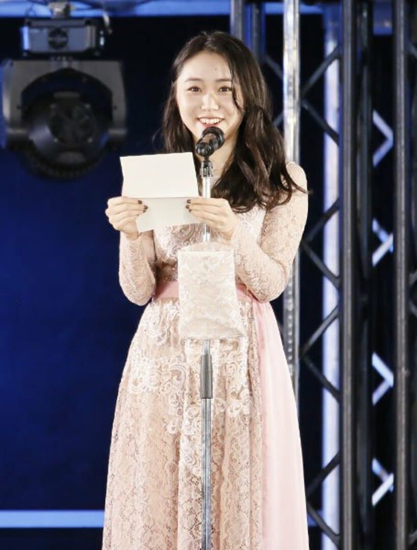  手紙を読み上げる「アンジュルム」の室田瑞希