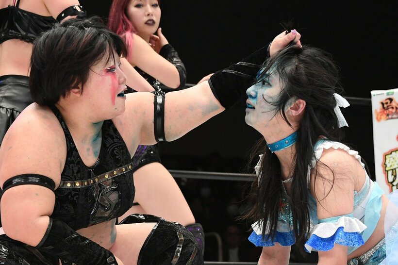 刀羅ナツコから毒霧攻撃された玖麗さやか