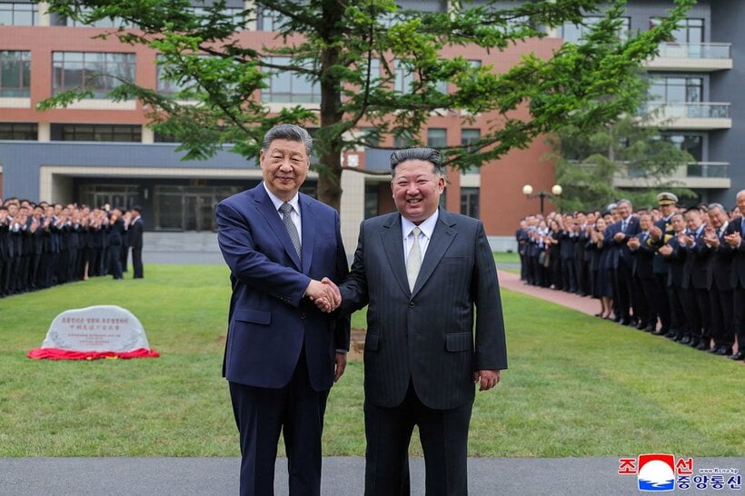 習近平氏（左）と金正恩氏（ロイター）
