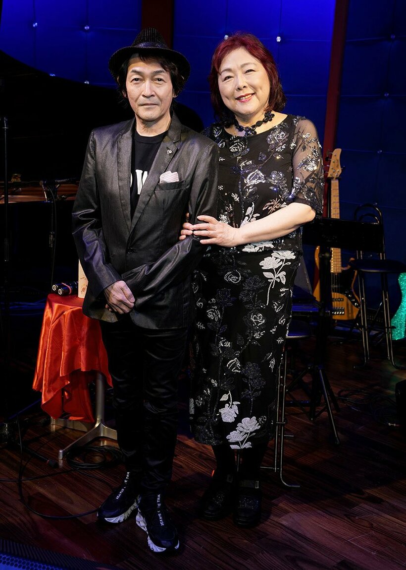都内でバースデーライブを行った丸山圭子(右)と、ゲストの堀江淳