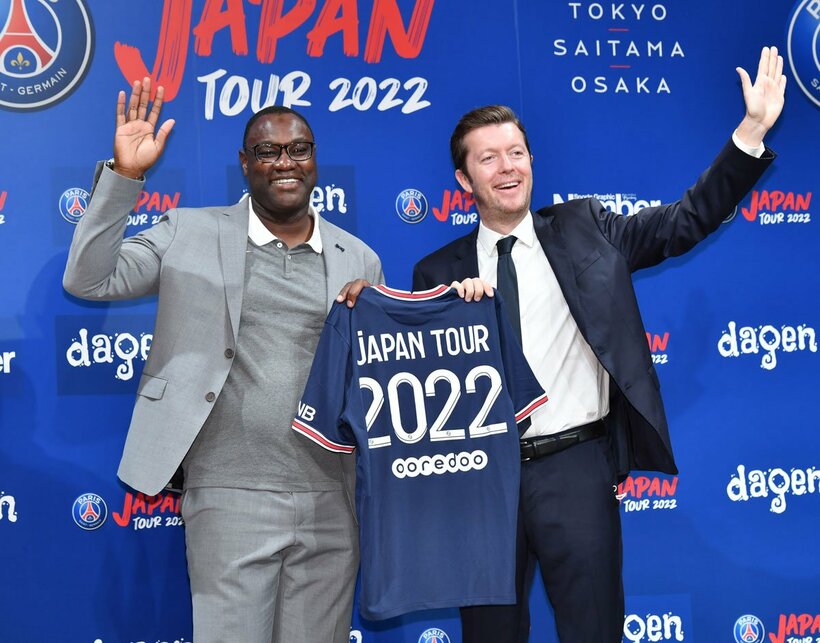  エムボマ氏（左）とPSGのセバスチャン・ヴァセル氏（東スポWeb）