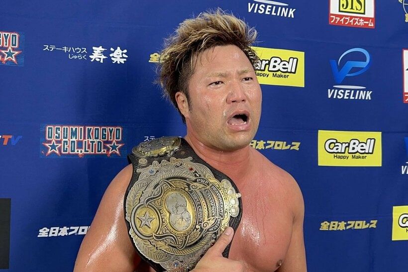 自信をみなぎらせる宮原健斗