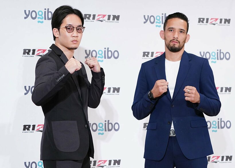  クレベル・コイケ(右)との対戦発表会見でポーズを決めた朝倉未来