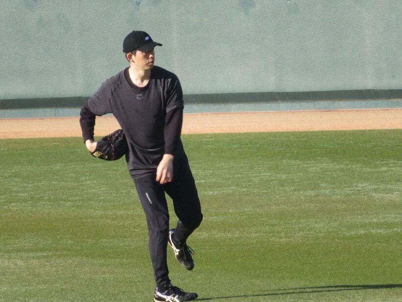 ファーム施設でキャッチボールをするソフトバンク・大関友久