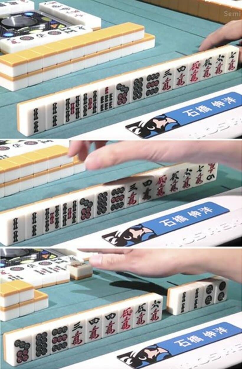  上から【７巡目】リーチせず、【８巡目】５索を切って聴牌外し、【１１巡目】ここはリーチ！
