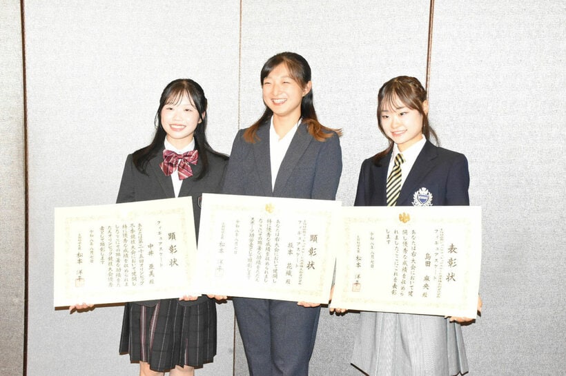 左から中井亜美、坂本花織さん、島田麻央