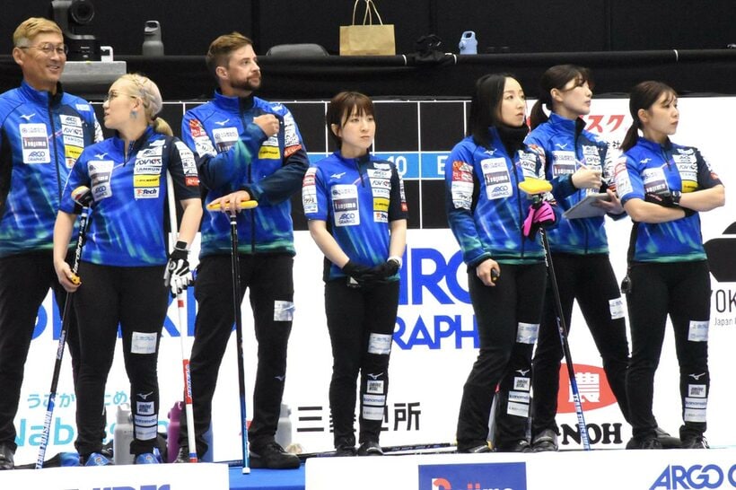 奮闘するロコ・ソラーレの選手たち
