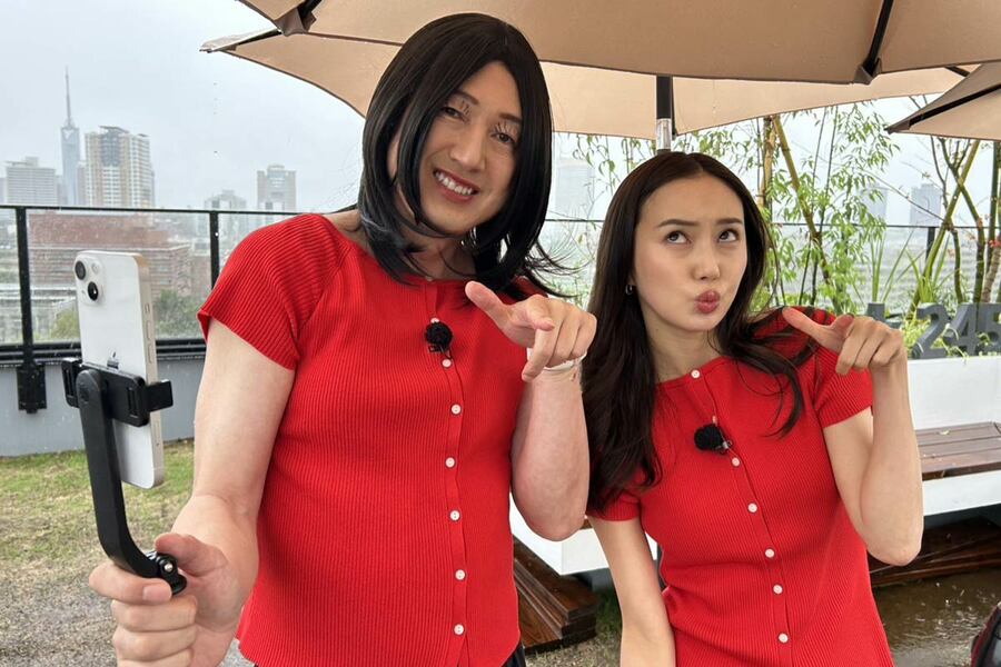 浜﨑アナ(右)とあべてつあき扮する浜﨑ピカリン子(提供写真)