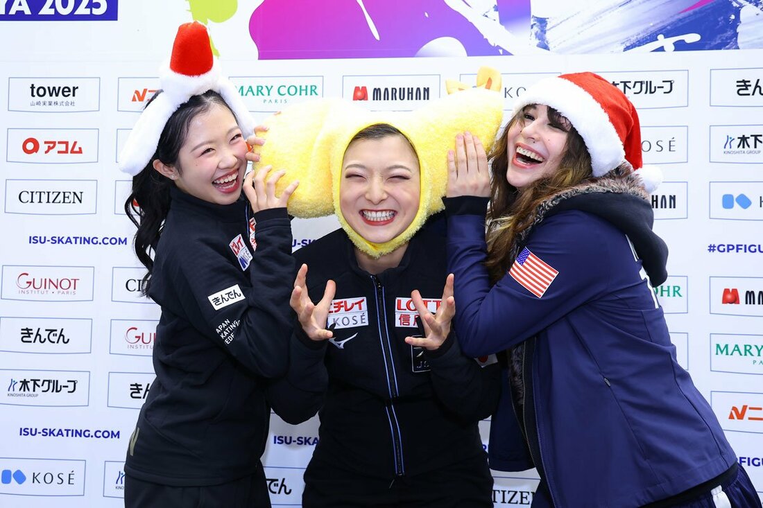 エビフライと化した坂本花織(中)にかぶりつく中井亜美(左)とアリサ・リウ