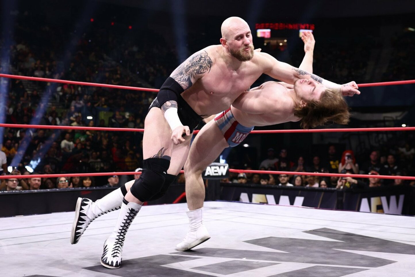 ジェイデン・モンロー（右）にラリア―トをぶち込むゲイブ・キッド©All Elite Wrestling