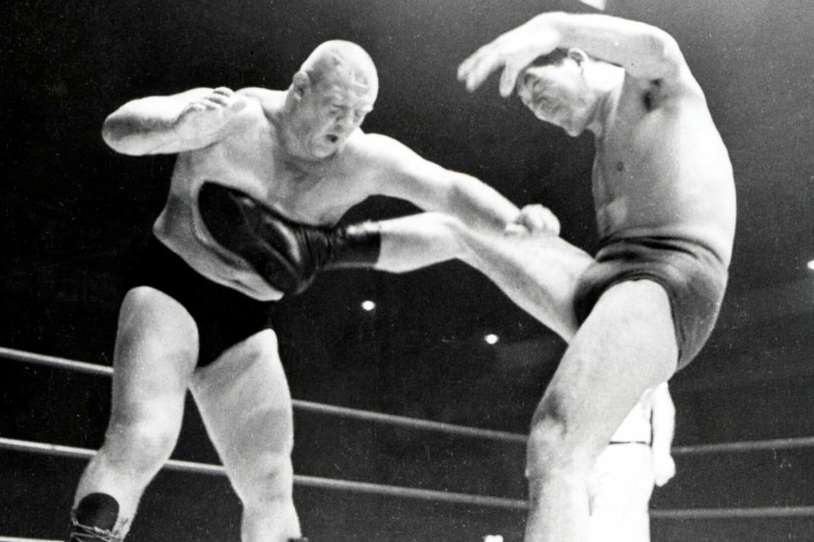 馬場の１６文キックがブルーザーのみぞおちをえぐる