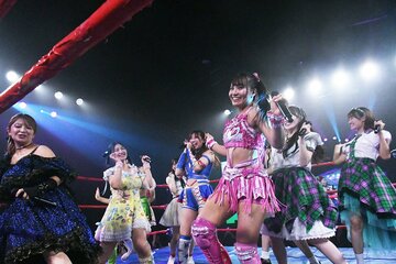 歌唱メンバーに選ばれリングで歌う荒井優希（中央の青いコスチューム）