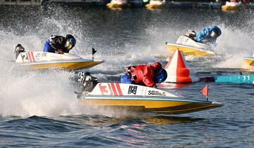 準優で見事に１着を勝ち取った関浩哉(手前)