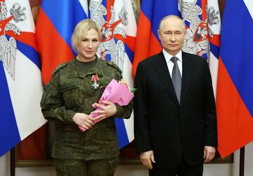 プーチン大統領のそばには常に謎の金髪女性が寄り添う（ロイター）