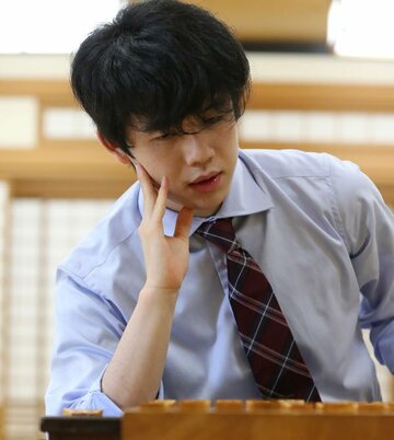  熟考する藤井聡太二冠（代表撮影）