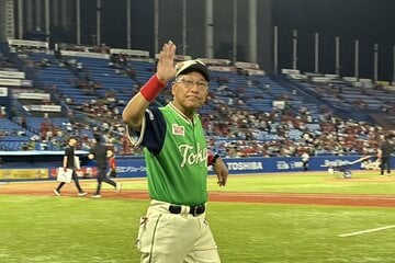 スタンドのファンの声援に応える池山監督