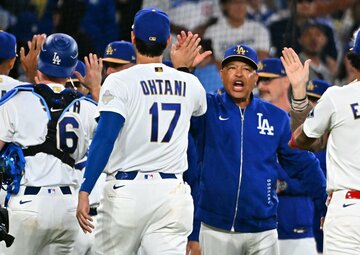 開幕３連勝を飾り大谷翔平（中央左）とハイタッチするドジャースのロバーツ監督