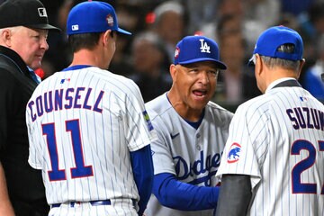 ３月１８日のＭＬＢ開幕戦でメンバー交換を行ったカブス・カウンセル監督（左から２番目）とドジャース・ロバーツ監督（中）