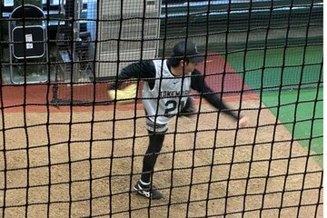 ブルペンで投球する竹丸和幸