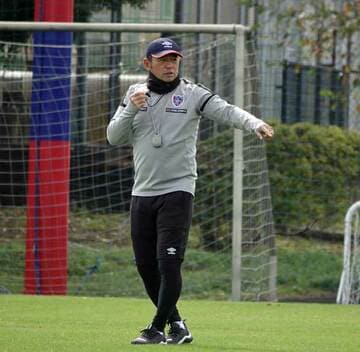  選手を指導する長谷川監督