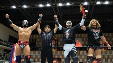 勝ち名乗りを受けるティタン(左端)、BUSHI(左から３人目)、内藤哲也(右端)
