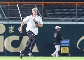 甲子園で守備練習するソフトバンク・柳田悠岐