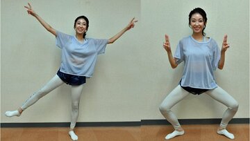  (左から)ピースサインをつくりながら両腕を上げて…指を閉じながらヒザを曲げましょう