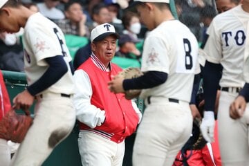 古豪・広島商に苦戦し、険しい表情の東洋大姫路・岡田監督(中)