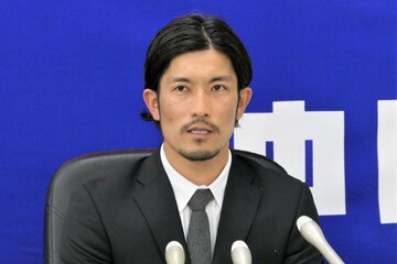 契約更改を終え会見する中日・祖父江