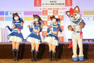 (左から)FIGHTERS-GIRL(濱野亜里紗　辻菜穂子-滝谷美夢)、フレップ