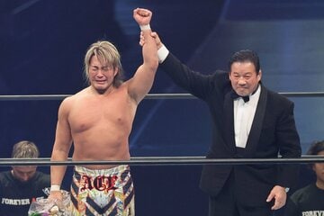 １・４の引退セレモニーで棚橋弘至(左)に花束を渡した藤波辰爾だが…